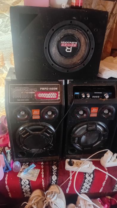 Vand boxe cu bass si statie