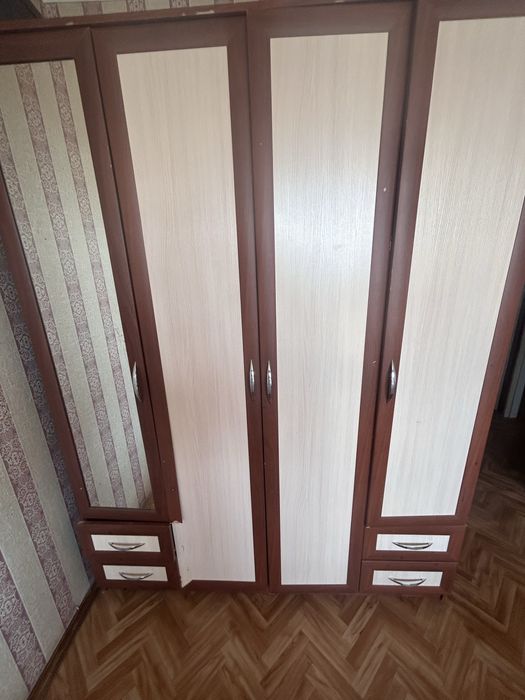 Продаю шкаф в нормальном состояние