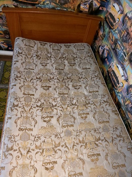 Продам кровать с матрасом