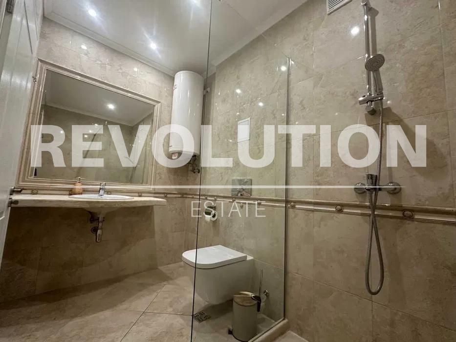 Дава се под наем Двустаен апартамент в Варна, Център - 82 кв.м за 800 € - Снимка #3