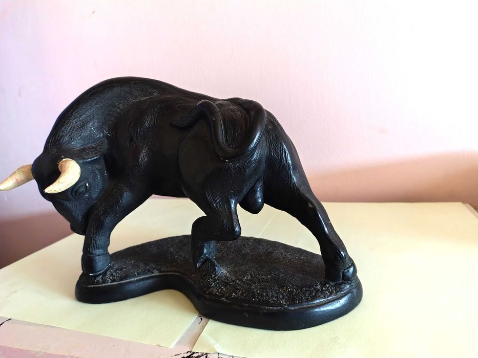 Много Рядка Испанска Колекционерска Фигура-Бик