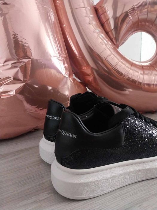 McQueen din nou in stoc