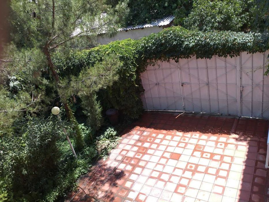 Дом Дача .Вблизи реки Чирчик, Яшнабадский район . кирп  3 уровня