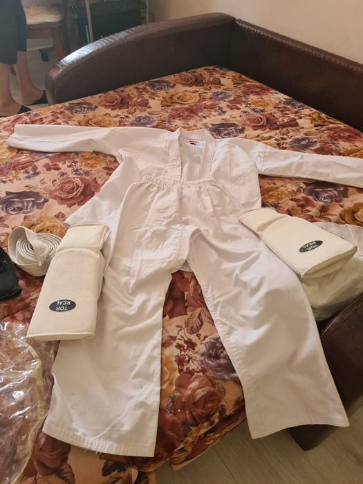 Продам кимоно размеры рост  110 и160