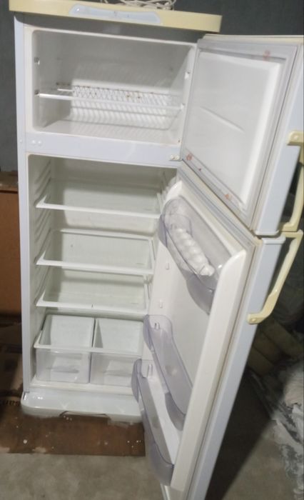 Холодилник сотилади " Бирюса "