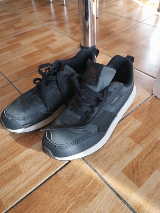 Продам кроссовки КАРРА