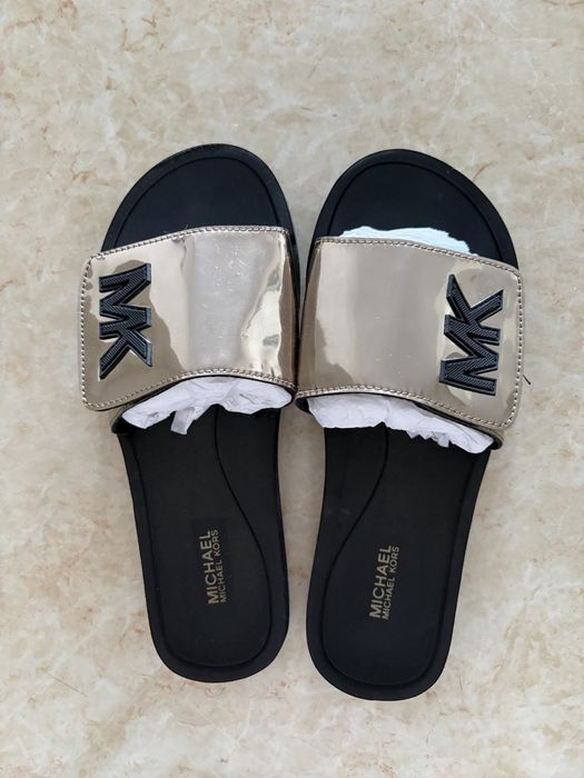 Нови чехли Michael Kors