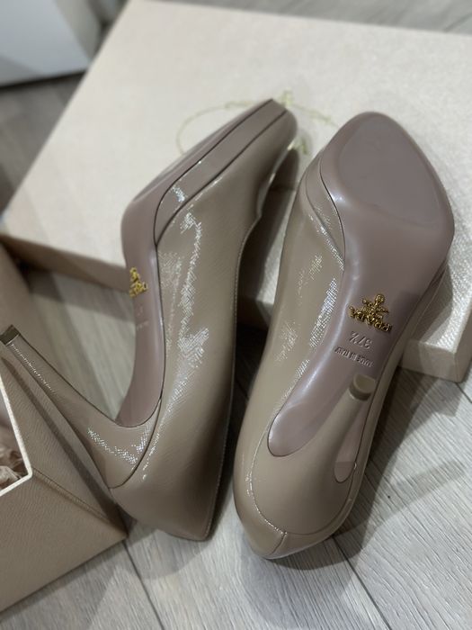 Оригинал туфли Prada бежевый