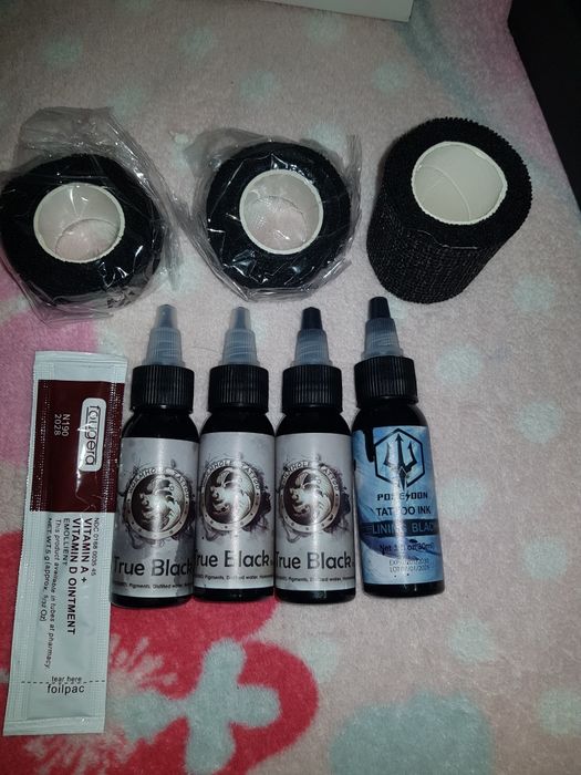 Vand 2 mașini de tatuat cu toate accesoriile necesare.