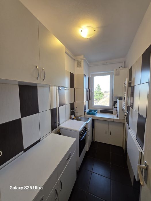 Vand apartament 2 camere semidecomandat- cu balcon
