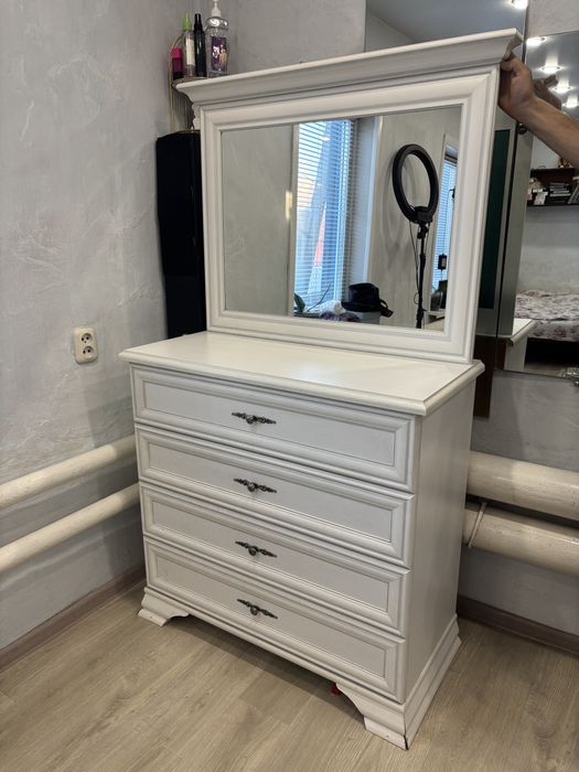 Комод с зеркалом