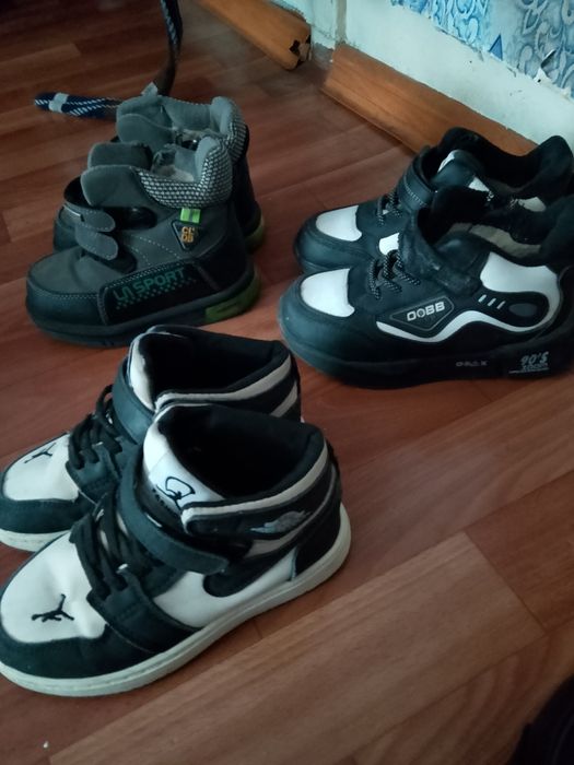 Отдам за шоколадку обувь детскую