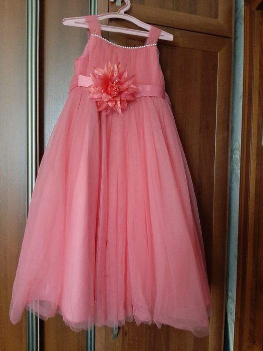 Продам платье на девочку 5 лет.
