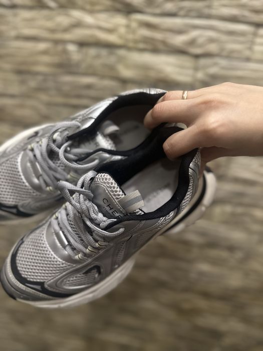 Серебристые кроссовки 38 р