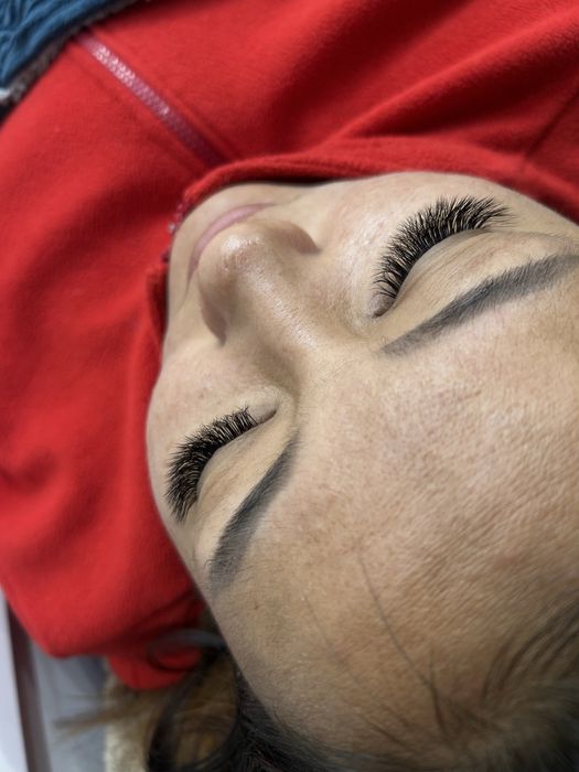 Нарашивание ресниц и маникюр