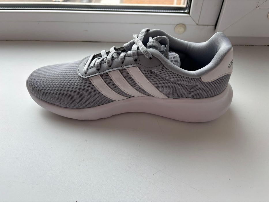 Кроссовки Adidas. Серые 40.5