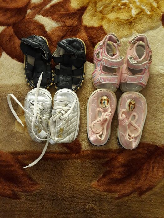 Продаю обувь и одежку для новорожденных