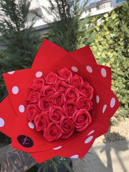 Buchet trandafiri sapun albastru/ roz/ rosu/ personalizat cu stitch si initiala