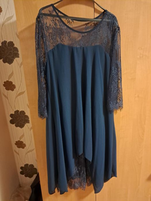 Черна рокля със златни орнаменти