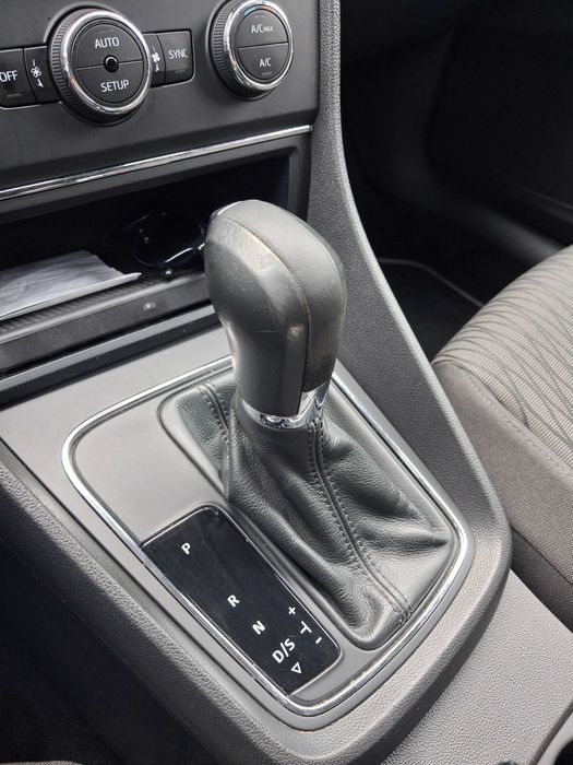 Seat Leon 2.0 tdi  vând schimb cu Dacia Duster  2018>2019 plus diferenta.