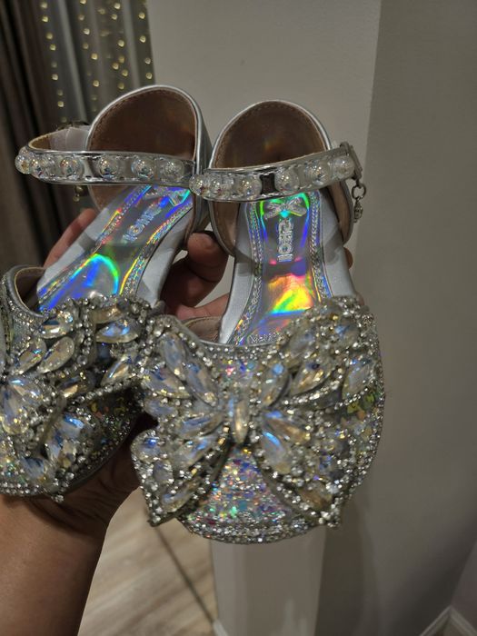 Продам детские туфли нарядные