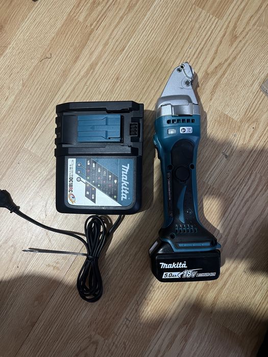 Foarfeca de taiat tabla makita DJS 161