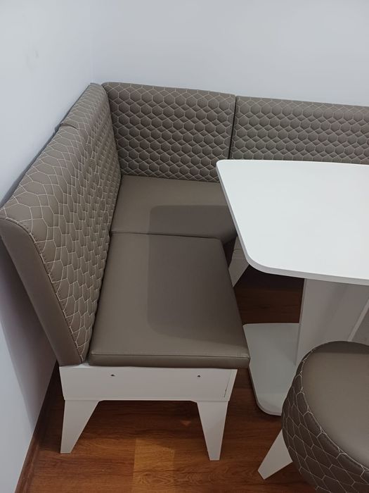 Vând masa+scaune+colțar