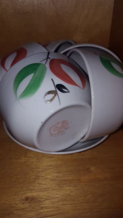 Бокалы,посуда,чайники.