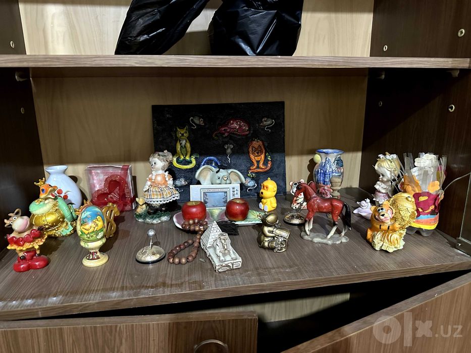 Продаю всё из дома. Кровать, пианино, трельяж, письменный стол, банки