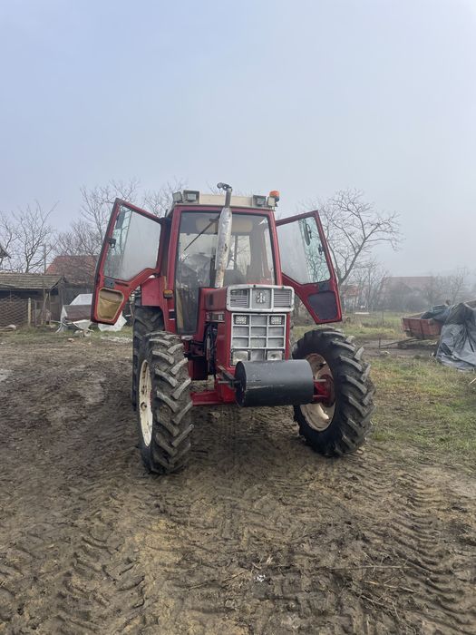 Tractor case international 856 xl cu tot cu plug rabewek 3 cormane