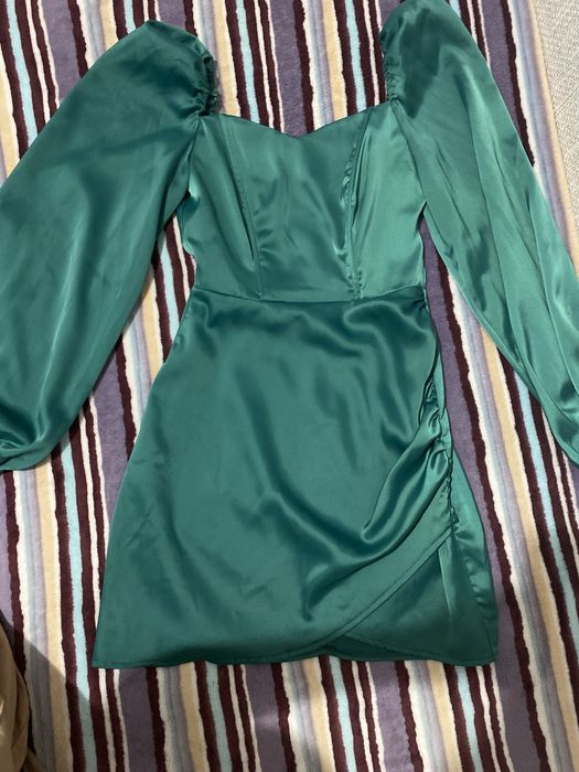 Платье атласное изумрудное