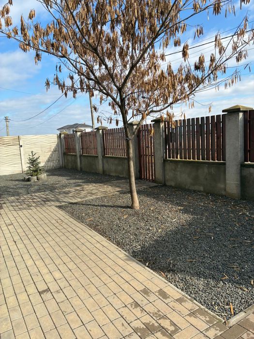 Vand poarta rama de fier si lemn