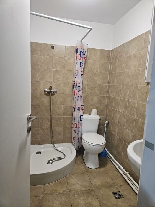 Închiriez garsoniera în vila 1200 lei