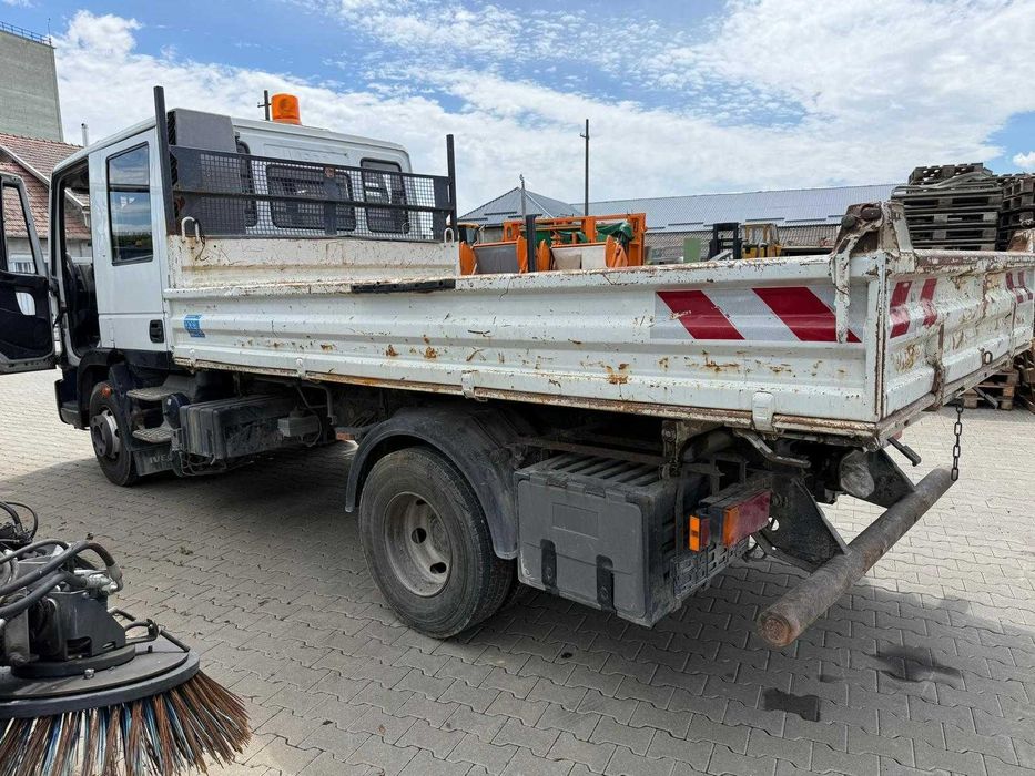 Autoutilitara IVECO 812 M basculabil in 3 parti