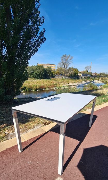 Бюро регулируем за дома и офиса оборудване