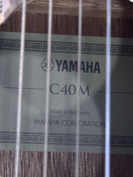 классическа гитара Yamaha C40M , с подставкой