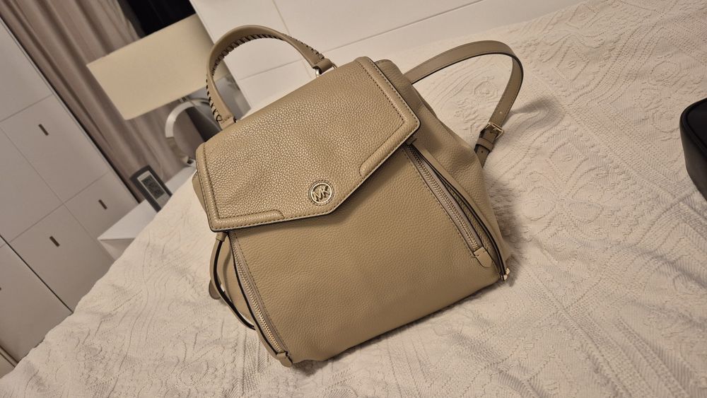 Vând rucsac Mickael Kors