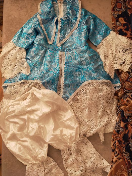 Продается новогодние костюмы(лисы,мальвины)