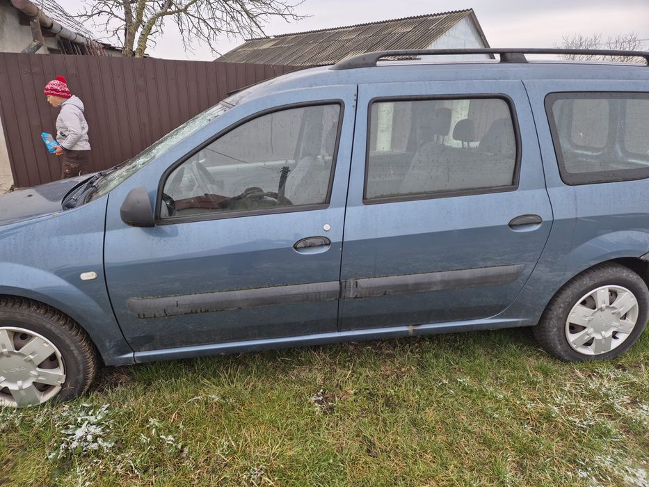 Vând Logan MCV an 2008