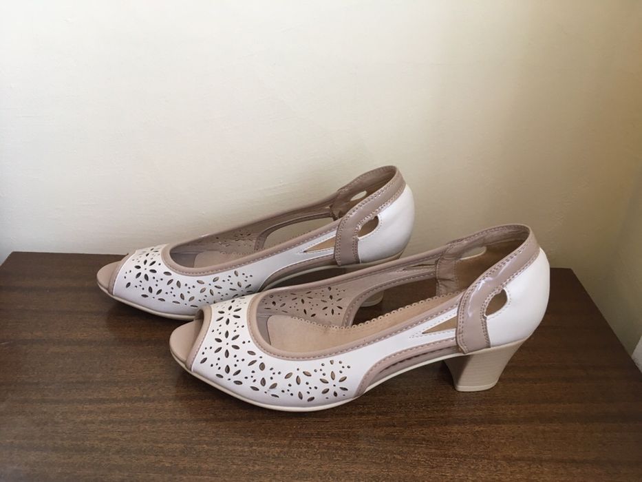 Чисто нови елегантни обувки