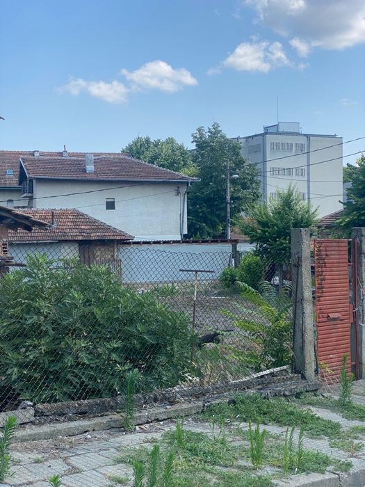 Продава се къща с двор