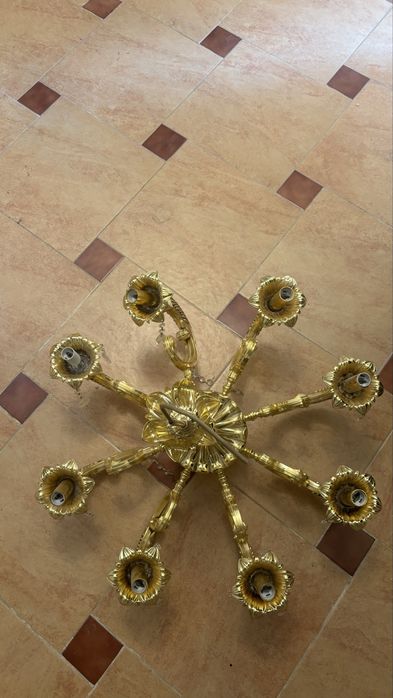 Люстры золотистые