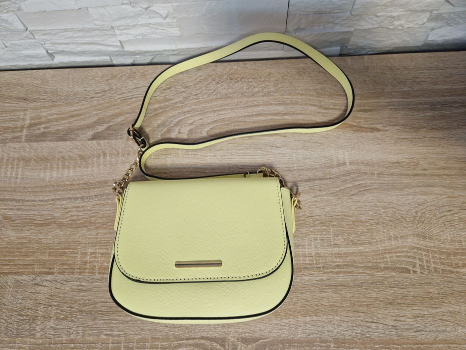 Дамски чанти Guess, Mohito и други