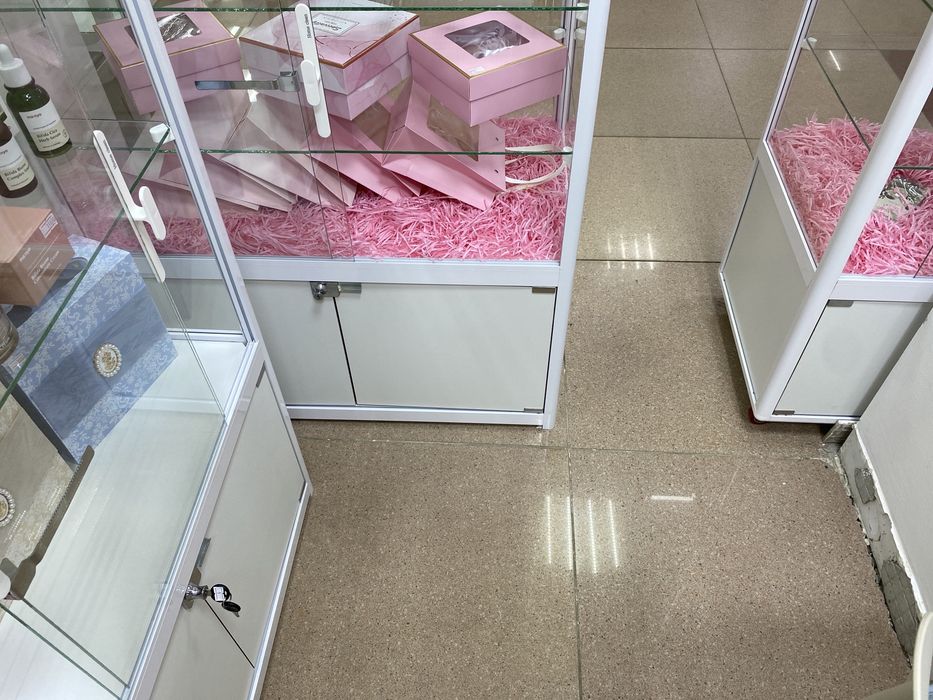 Срочно продам витрины, оборудование «островок»