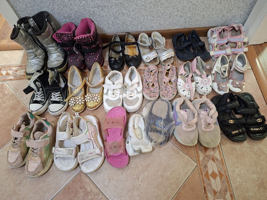 Всю обувь на девочку отдам бесплатно