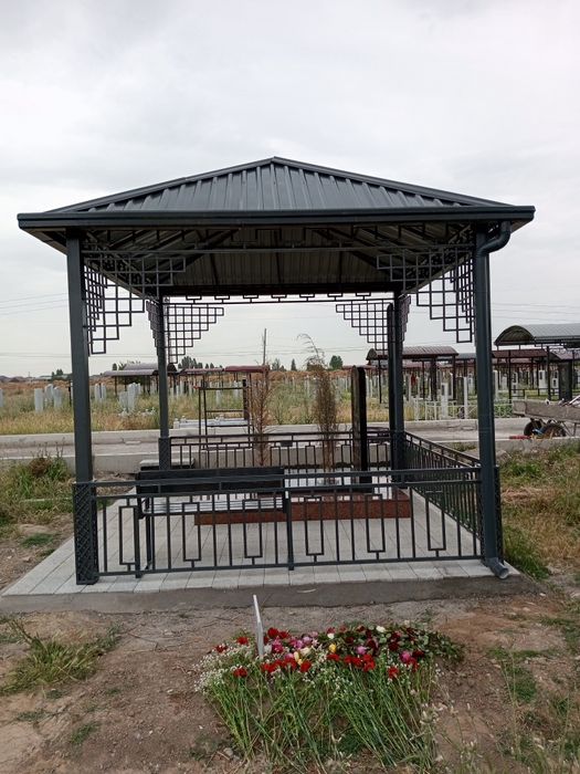 Памятники из чёрного гранита и местный мрамора