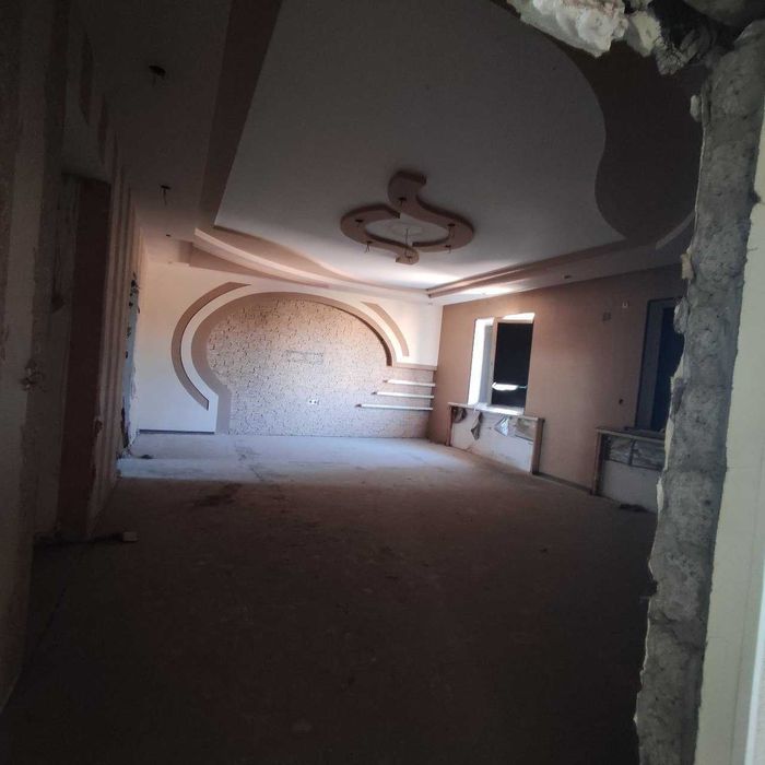 Продается участок с двух-этажным домом,рядом с Мечетью.