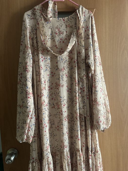 Әдемі көйлектер сатылымда.