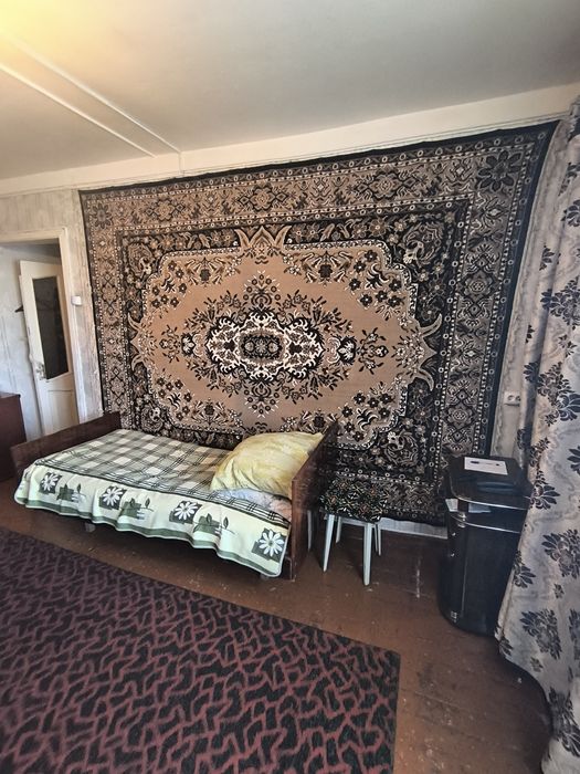 В деревянном доме 2 х ком квартиру 2/2 огород санузел раздельный