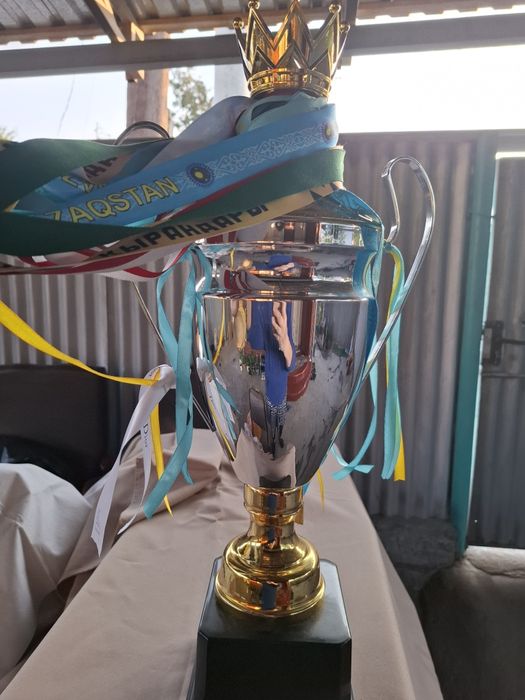 Продам кубки с медалями